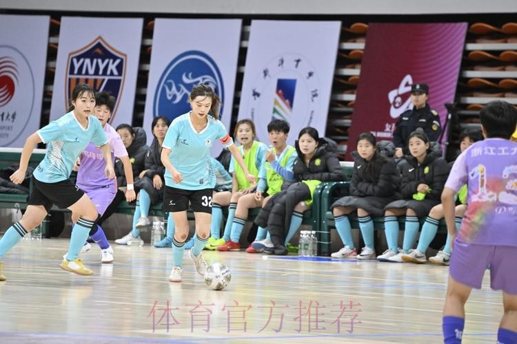 首度登顶 杭州临平乐茵斩获2025女五联赛冠军奖杯 首度登顶 杭州临平乐茵斩获2025女五联赛冠军奖杯
